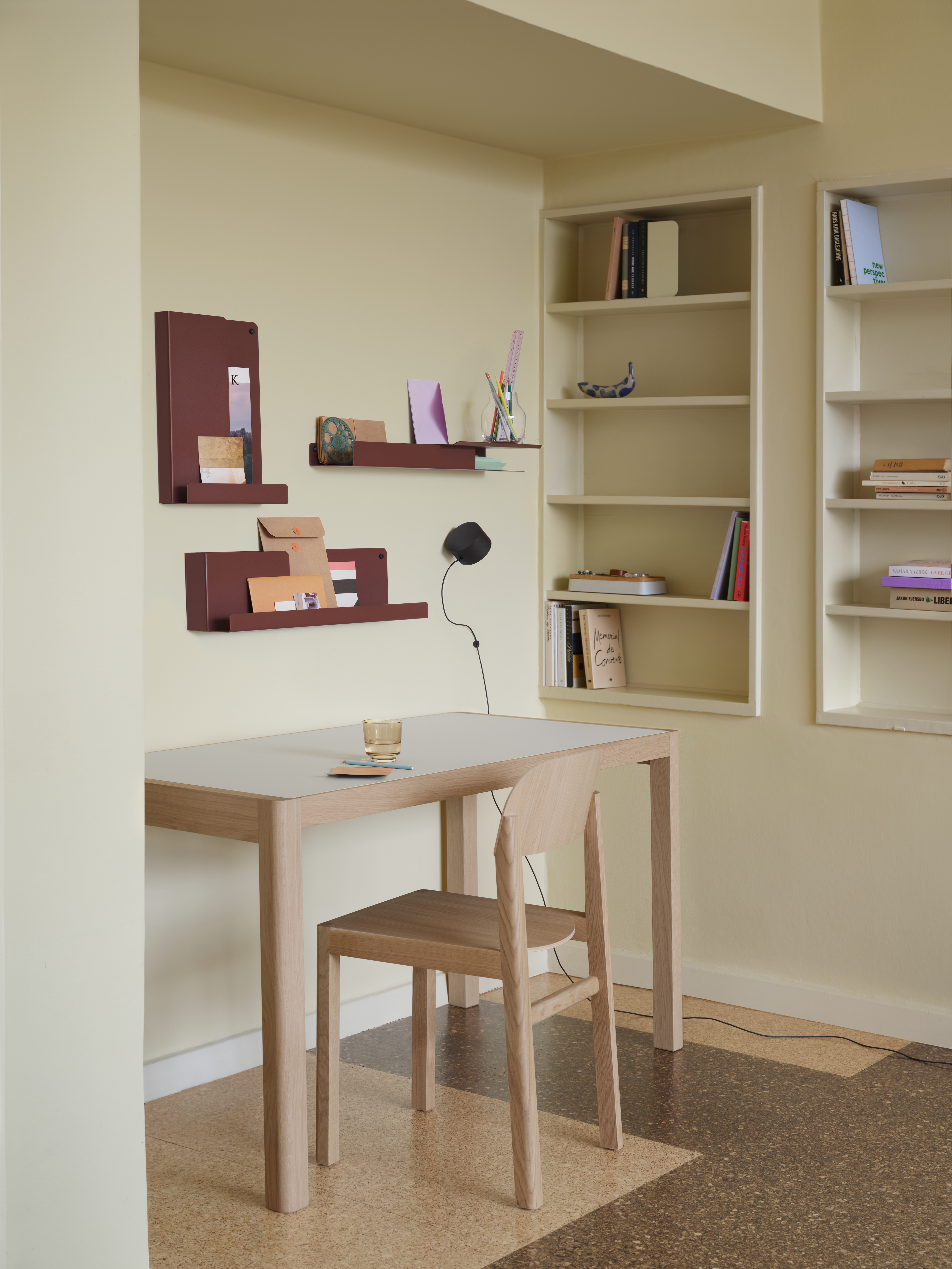 /globalassets/content-media/images/accessories/office/folded-shelves-deep-red-workshop-table-130-warm-grey-linoleum-oak-workshop-chair-post-wall-lamp-silent-11-clear-raise-muuto-org.png?revision=639078086080000000