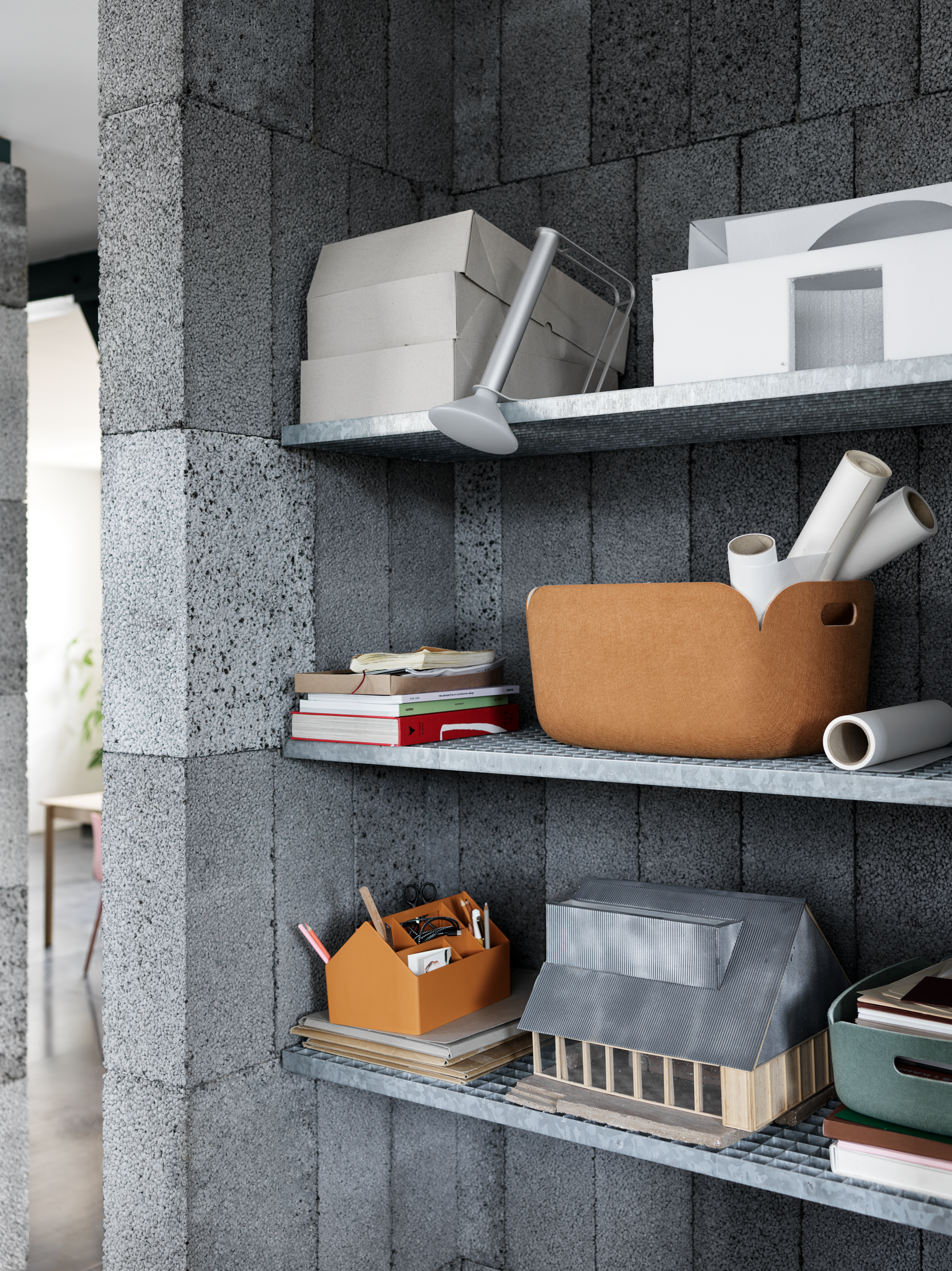 /globalassets/content-media/images/accessories/office/piton-portable-lamp-aluminum-restore-basket-burnt-orange-sketch-toolbox-burnt-orange-muuto-org.png?revision=639078086160000000