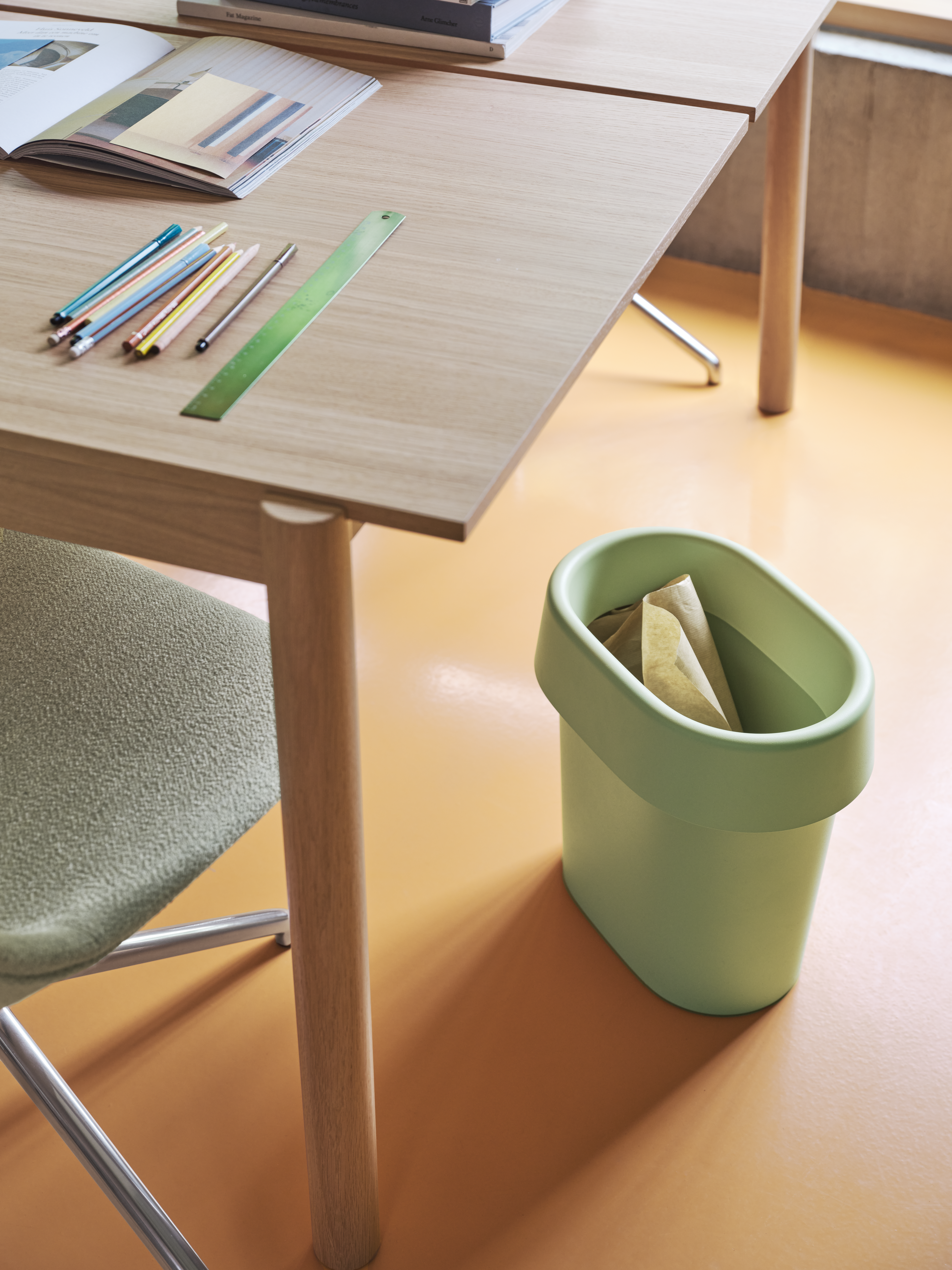/globalassets/content-media/images/accessories/office/reduce-paper-bin-light-green-linear-system-oak-fiber-side-ecriture-910-swivel-muuto-org.png?revision=639078086100000000