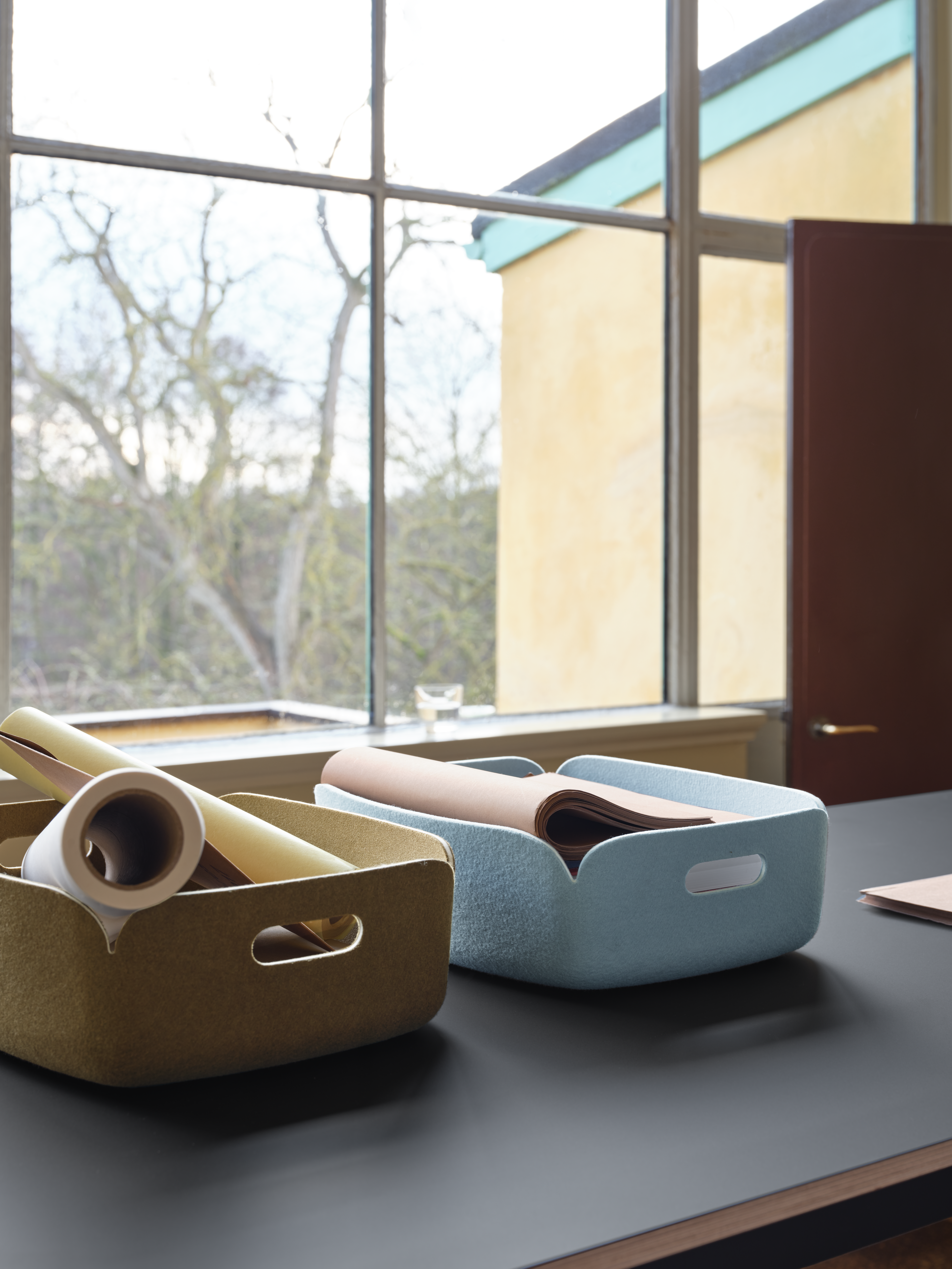 /globalassets/content-media/images/accessories/office/restore-tray-brown-green-light-blue-base-high-table-black-190x85-h105-muuto-org.png?revision=639078086140000000