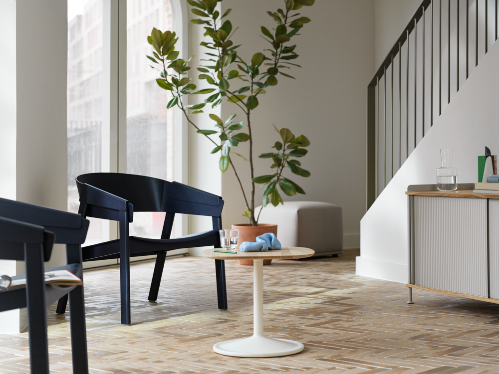 /globalassets/content-media/images/accessories/rugs/cover-lounge-midnight-blue-soft-side-table-h-40-45x45-enfold-low-grey-echo-42x62-divina-224-org.png?revision=639078052210000000