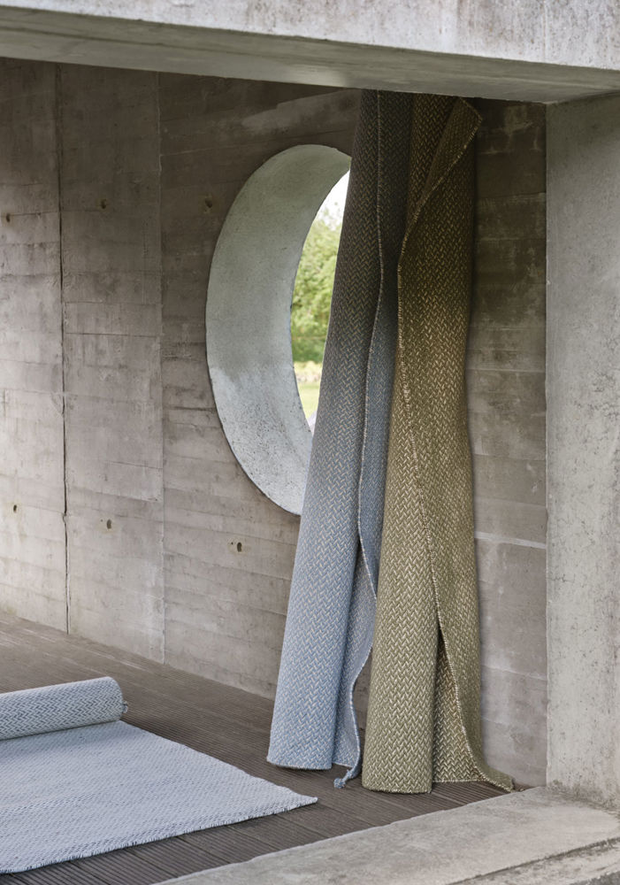 /globalassets/content-media/images/accessories/rugs/ply-rug-recycled-polyester-light-blue-moss-green-off-white-muuto-low-res.jpg?revision=639078056170000000
