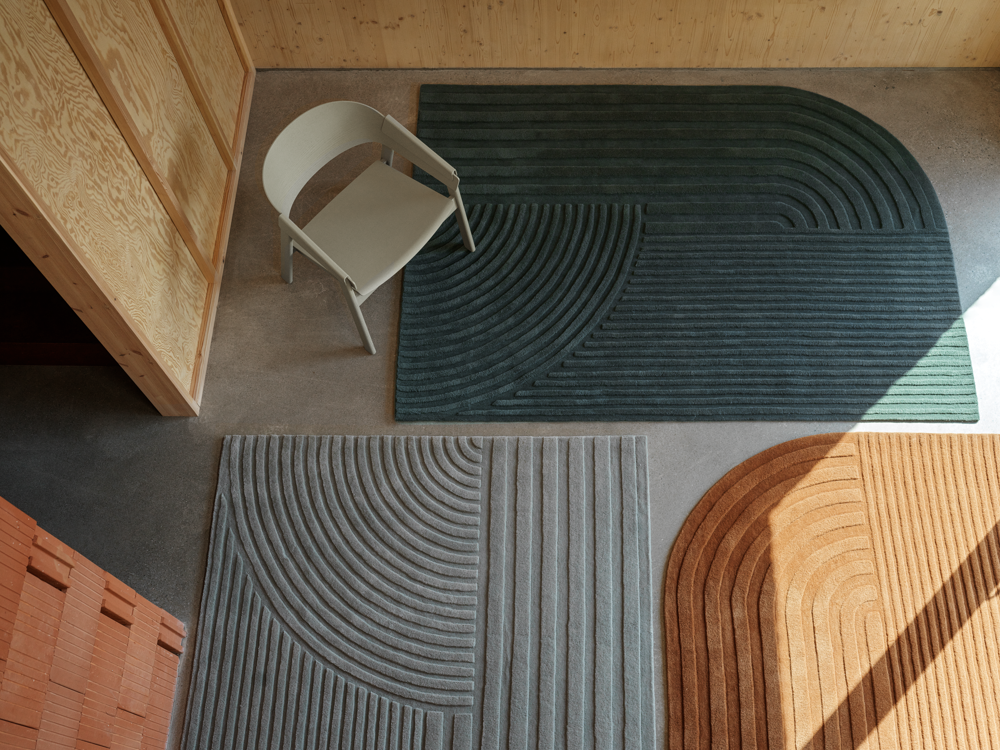 /globalassets/content-media/images/accessories/rugs/relevo-rug-dark-green-sage-green-burnt-orange-170x240-cover-lounge-dark-beige-muuto-org.png?revision=639078056450000000