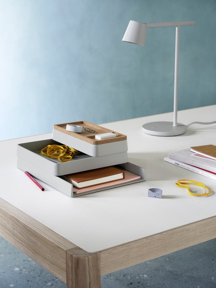 /globalassets/content-media/images/accessories/storage/arrange-desktop-series-grey-cork-tip-table-lamp-grey-workshop-table-warm-grey-linoleum-oak-muuto-med-res.jpg?revision=639075189290000000
