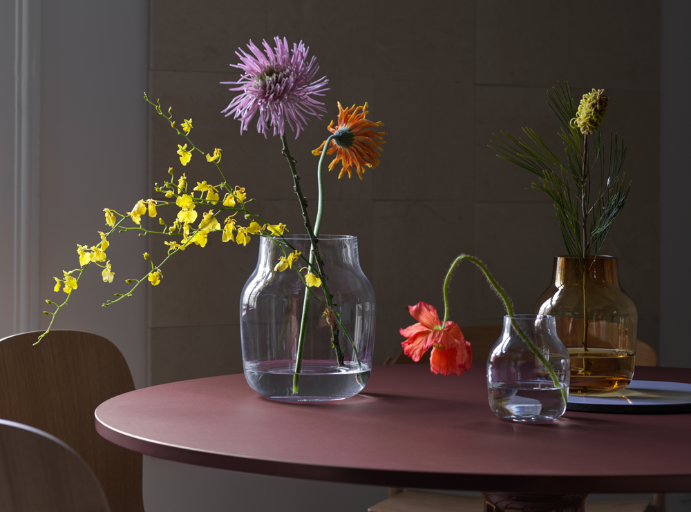silent-vase-15-burnt-orange-20-11-clear-midst-table-120-dark-red-visu-workshop-cover-side-oak-muuto-org