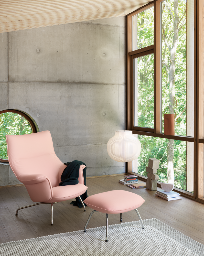 /globalassets/content-media/images/designer/benjamin-hubert/doze-lounge-chair-ottoman-forest-nap-512-chrome-strand-lamp-closed-ridge-vase-pebble-rug-muuto-org.png?revision=639068994810000000