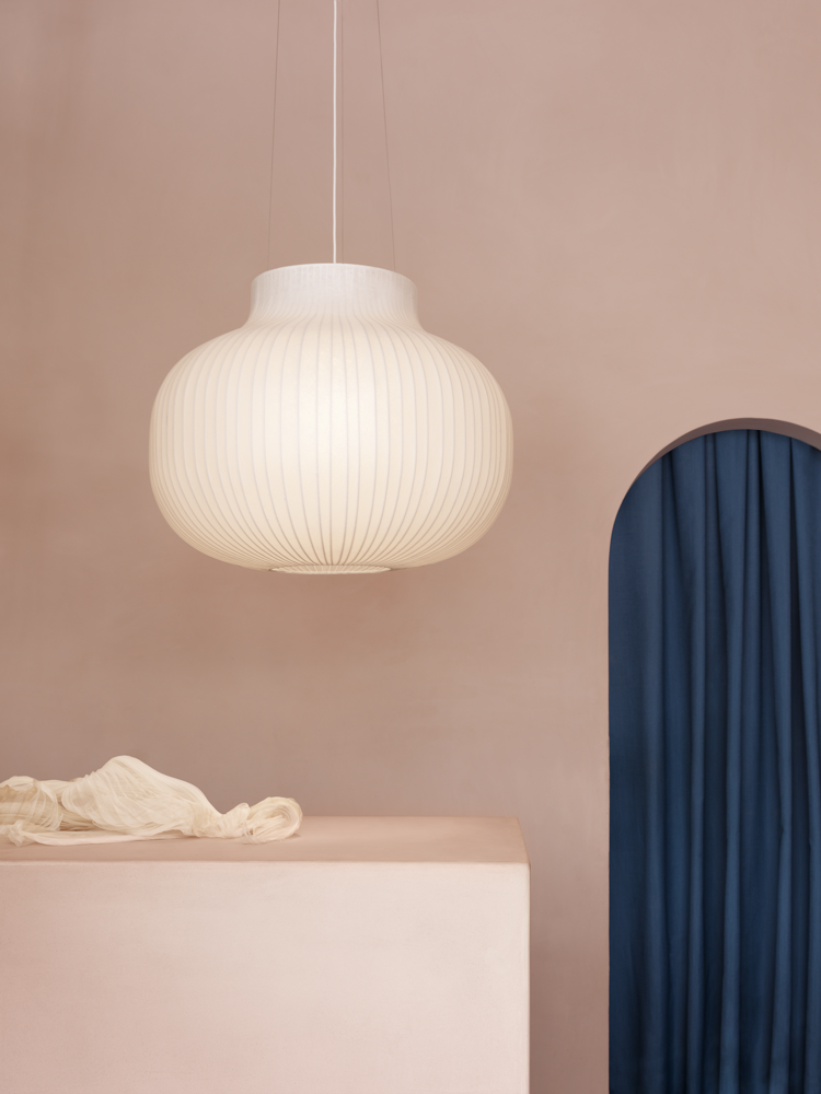 /globalassets/content-media/images/designer/benjamin-hubert/strand-pendant-lamp-closed-80cm-muuto-org.png?revision=639068996650000000