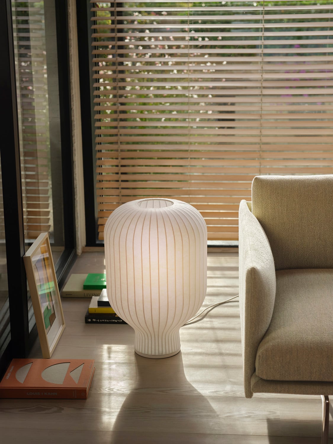 /globalassets/content-media/images/designer/benjamin-hubert/strand-table-lamp-59-outline-sofa-alu-ecriture-910-low-res.jpg?revision=639068993850000000