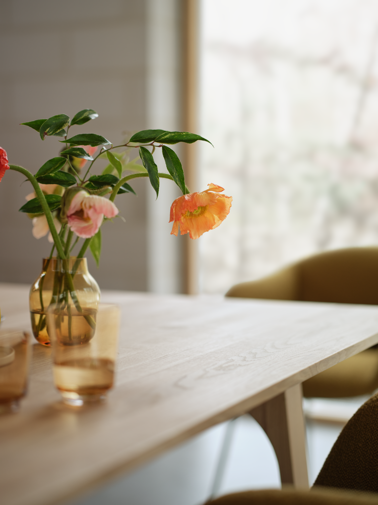 earnest-extendable-table-205-oak-fiber-soft-tube-hearth-8-grey-raise-glass-silent-vase-11-burnt-orange-muuto-org.png