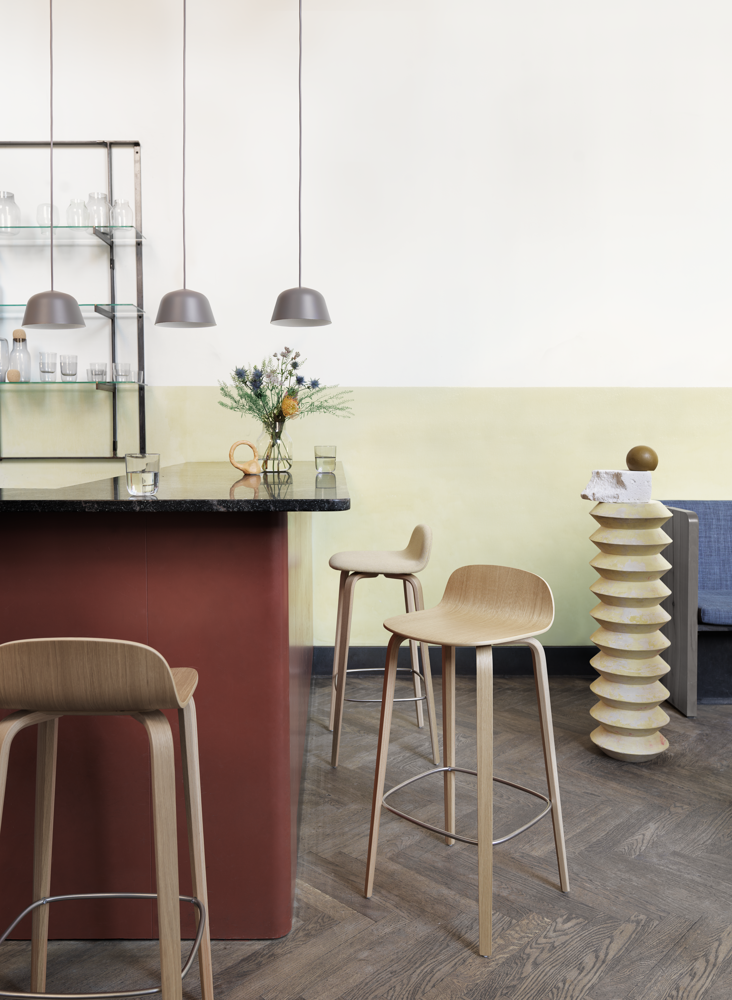 /globalassets/content-media/images/designer/mika-tolvanen/visu-barstool-oak-canvas-414-ambit-taupe-corky-silent-vase-muuto-org.png?revision=639069069190000000