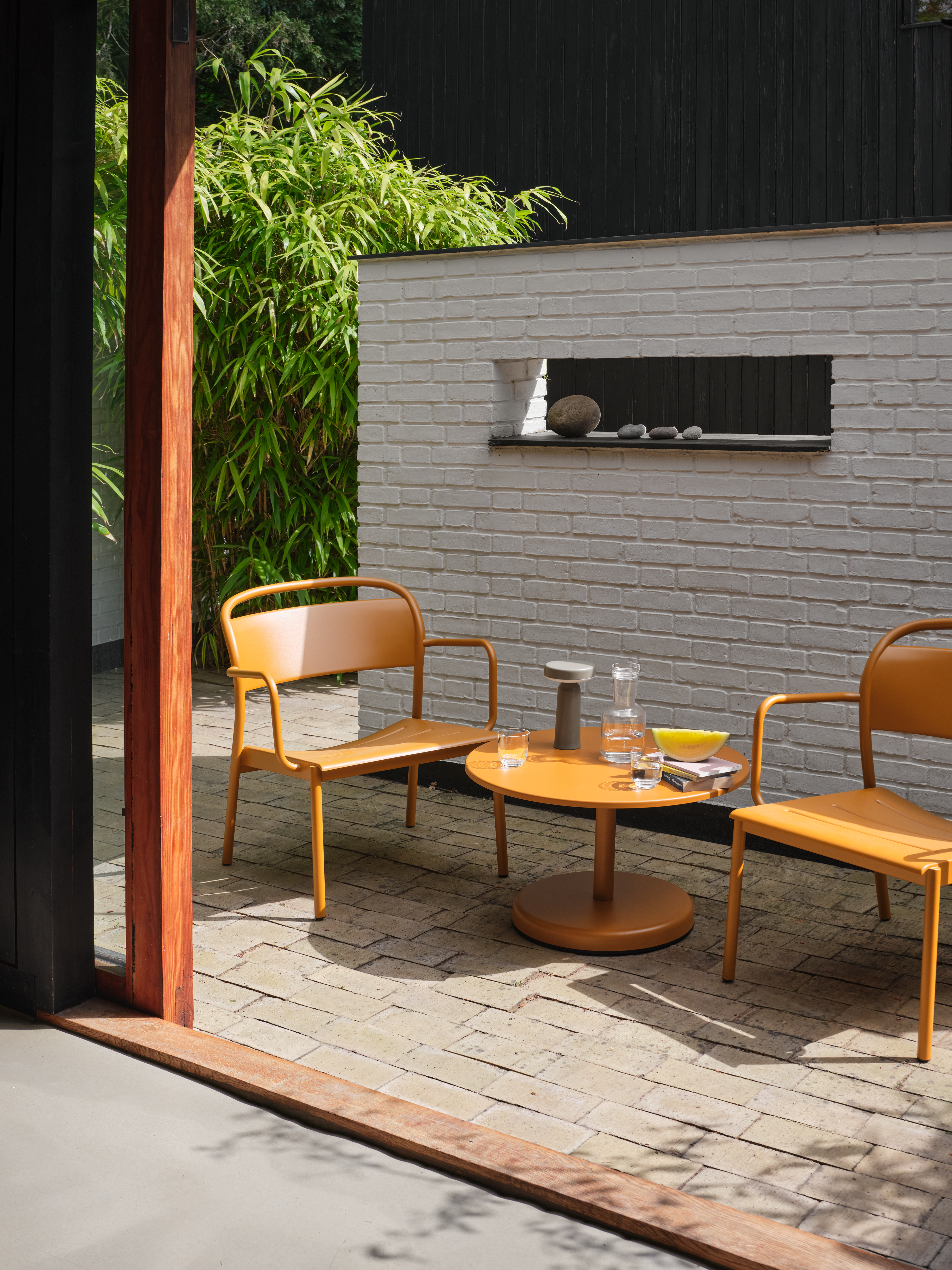 /globalassets/content-media/images/designer/thomas-bentzen/slider-1/linear-steel-lounge-armchair-coffee-table-70-burnt-orange-ease-taupe-raise-clear-muuto-org.png?revision=639128860630000000
