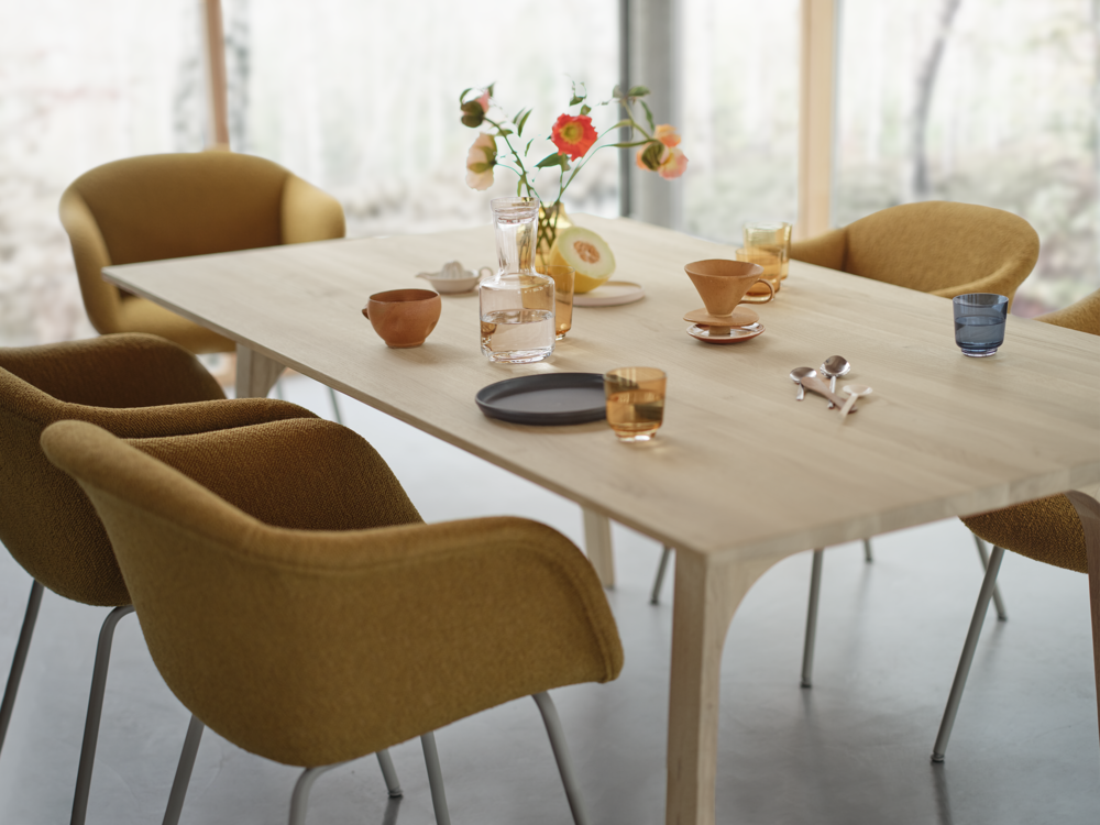 /globalassets/content-media/images/family-list-page--fiber/earnest-extendable-table-205-oak-fiber-soft-tube-hearth-8-grey-raise-carafe-glass-clear-burnt-orange-dark-blue-muuto-org.png?revision=639083155130000000