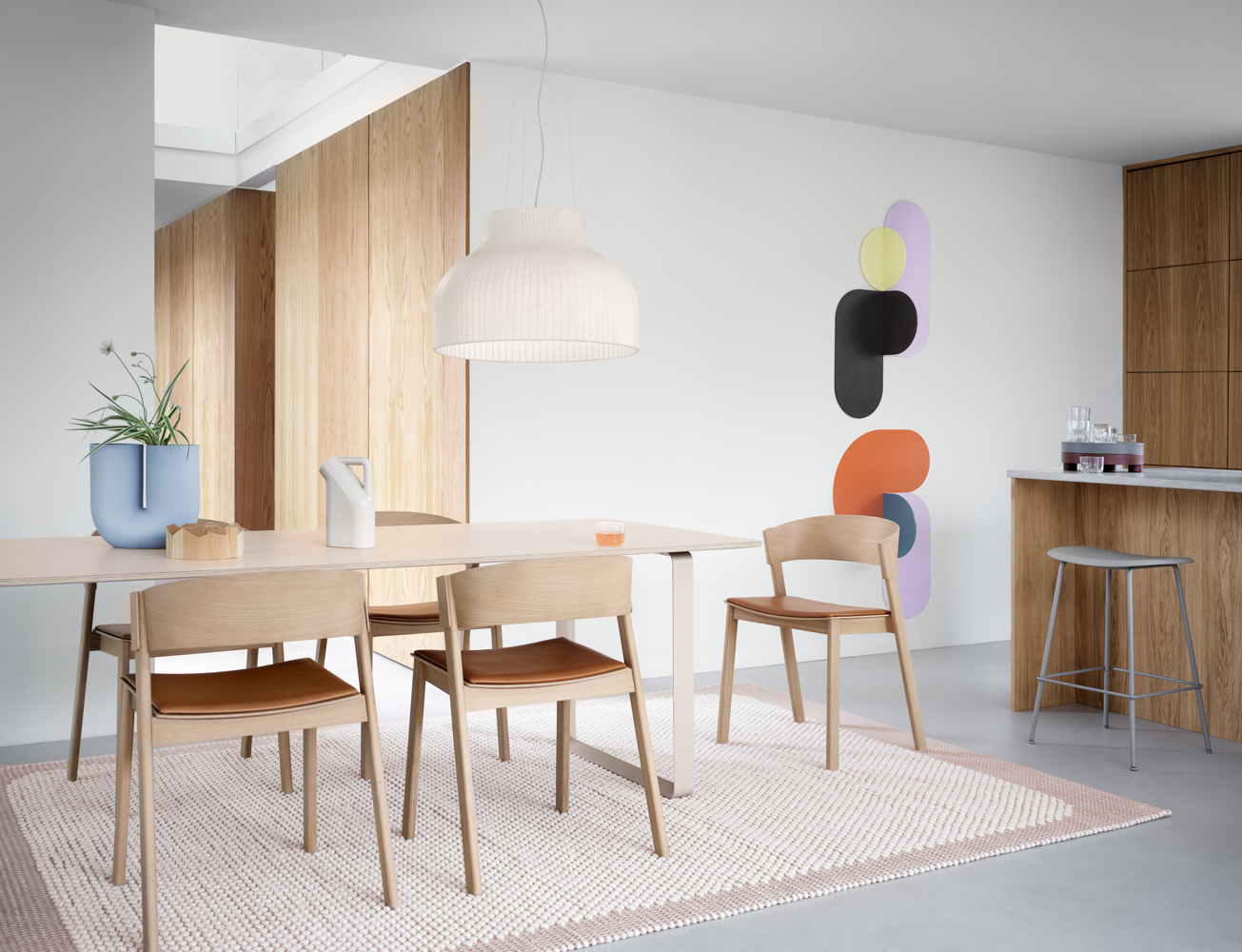 cover-side-chair-oak-cognac-refine-leather-70-70-table-sand-strand-pendant-lamp-kink-vase-muuto-org.png