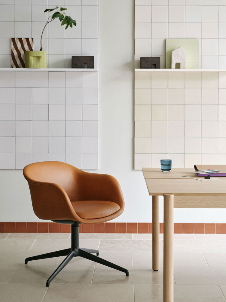 fiber-conference-armchair-refine-leather-cognac-swivel-base-linear-system-table-oak-110-ridge-planter-15-moss-green-muuto-low-res.jpg