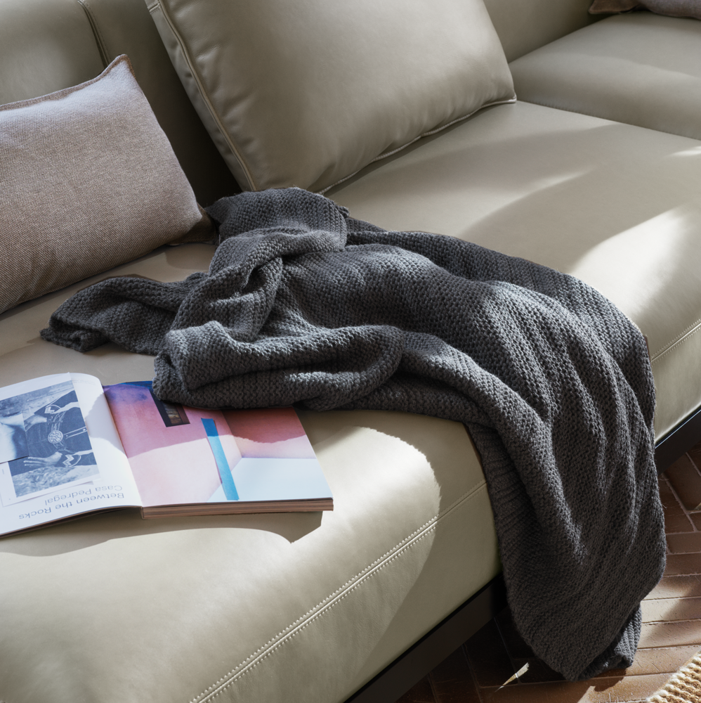 in-situ-refine-leather-stone-cushion-refine-leather-stone-cushion-clay-12-ample-throw-pebble-rug-muuto-org-11-square.png