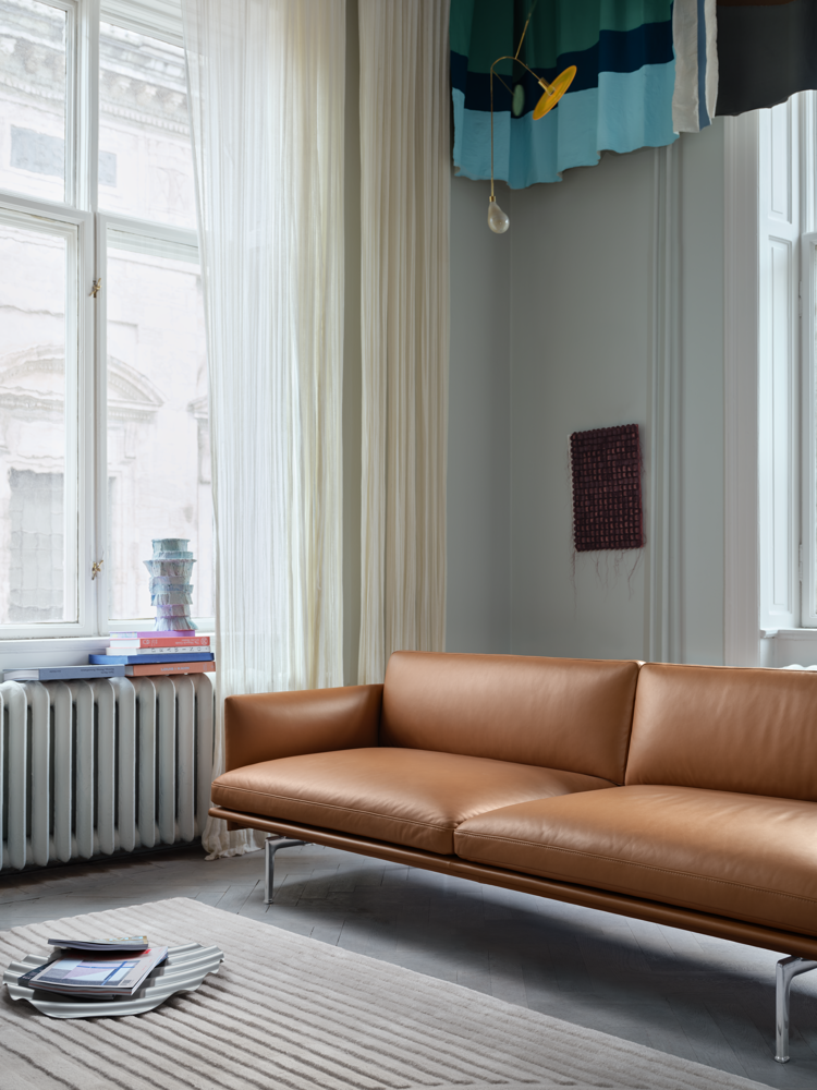 outline-3-seater-cognac-leather-alu-relevo-rug-off-white-wave-tray-muuto-org.png