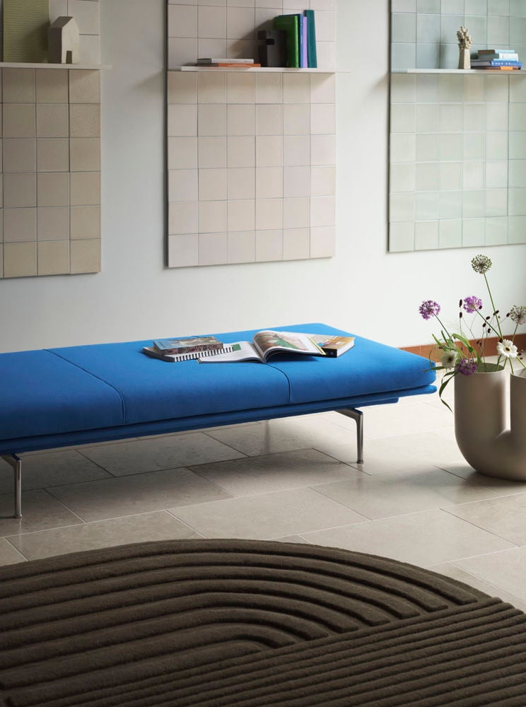 /globalassets/content-media/images/materials/textiles/outline-daybed-steelcut-3-742-polished-alu-relevo-rug-taupe-kink-vase-39-sand-2-muuto-low-res.jpg?revision=639085851640000000