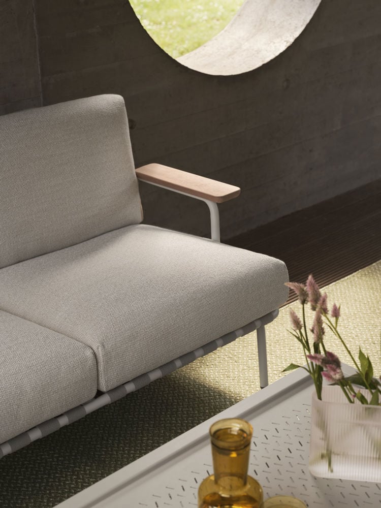 /globalassets/content-media/images/materials/textiles/settle-sofa-2-laze-1-grey-flow-coffee-table-ply-rug-recycled-polyester-moss-green-ridge-vase-16-white-frosted-glass-muuto-low-res.jpg?revision=639085843100000000
