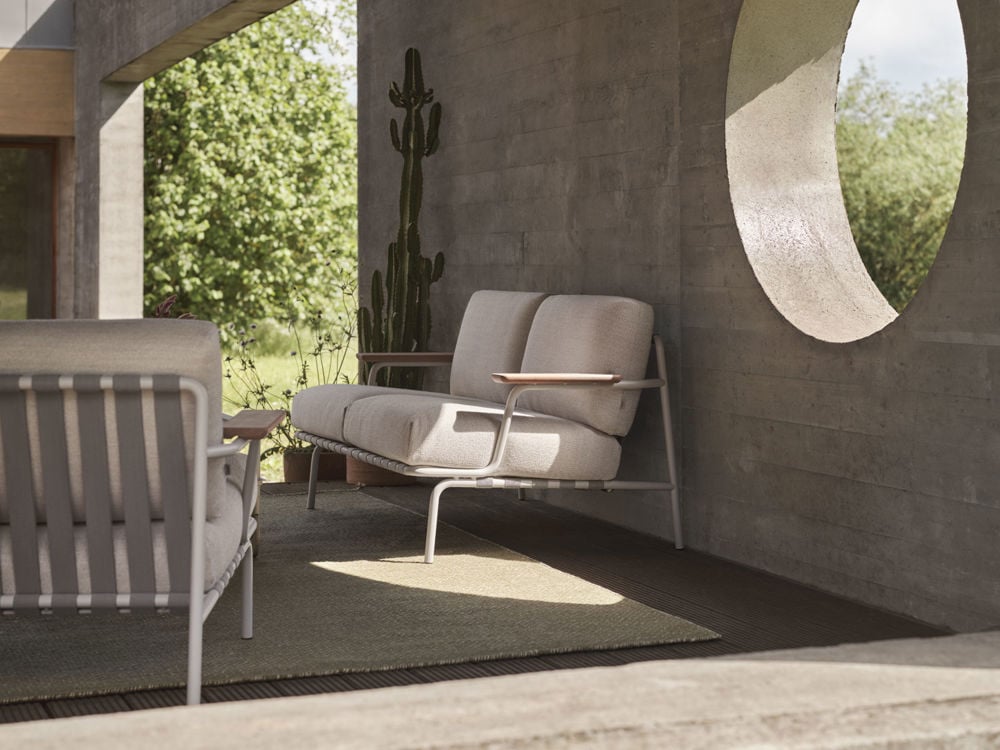 /globalassets/content-media/images/materials/textiles/settle-sofa-2-lounge-chair-laze-1-grey-ply-rug-recycled-polyester-moss-green-muuto-low-res.jpg?revision=639085848770000000
