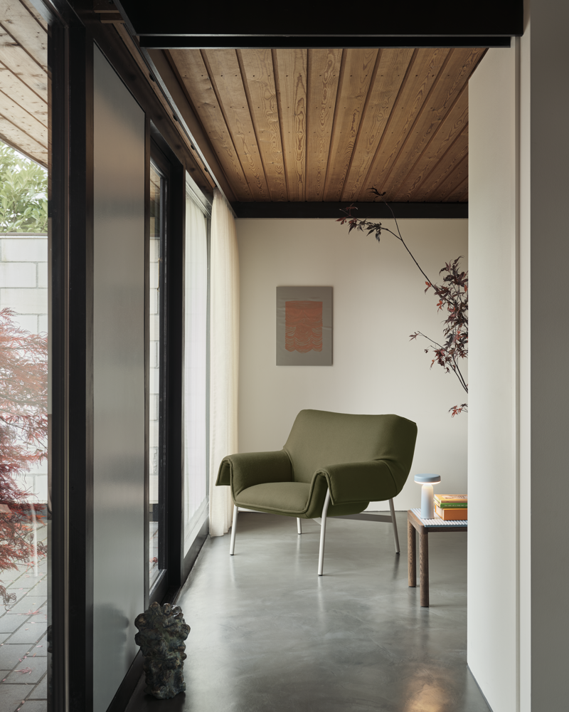 /globalassets/content-media/images/materials/textiles/wrap-lounge-chair-divina-984-grey-couple-coffee-table-40x84x40-wavy-pale-blue-dark-oiled-oak-ease-portable-lamp-light-blue-muuto-org-article-tile-image.png?revision=639085841130000000