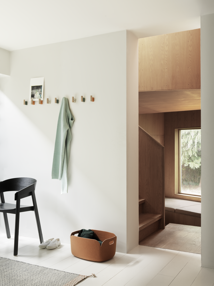 /globalassets/content-media/images/pdp/coil/attach-coat-hook-cover-chair-restore-ply-rug-muuto-org_v2.png?revision=639101965540000000