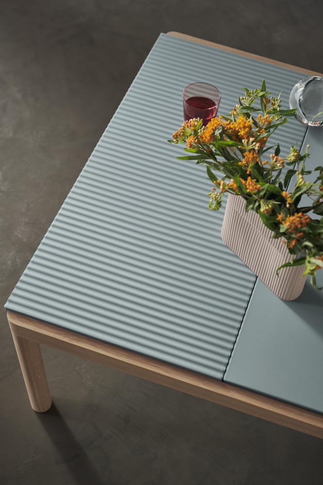 /globalassets/content-media/images/pdp/coil/couple-coffee-table-80x84x40-plain-wavy-pale-blue-oak-ridge-h16-5-beige-raise-clear-muuto-org-23-roll-up-image.png?revision=639101972530000000