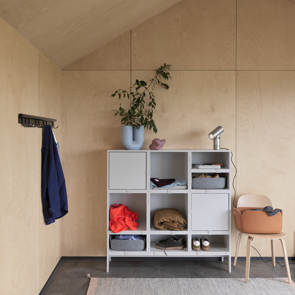 /globalassets/content-media/images/pdp/coil/stacked-grey-coil-coat-rack-black-100-restore-tray-grey-visu-chair-restore-burnt-orange-ply-rug-muuto-org-11-square.png?revision=639101961430000000