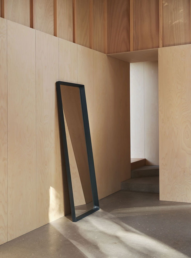 arced-mirror-midnight-blue-muuto-low-res