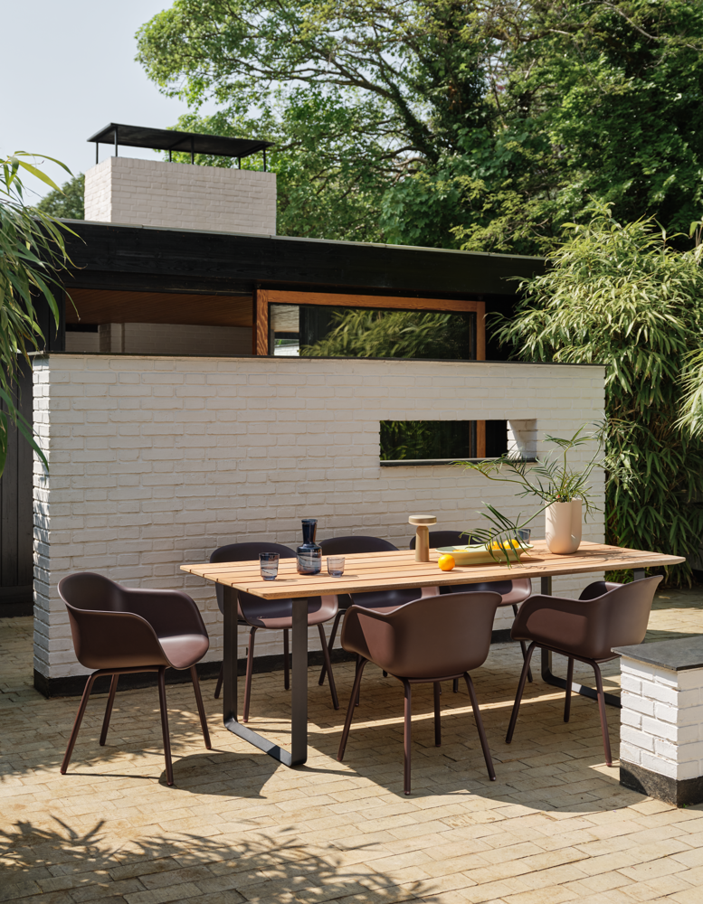 /globalassets/content-media/images/plp/furniture/outdoor/fiber-outdoor-armchair-brown-red-70-70-outdoor-sapele-mahogany-anthracite-black-mere-bowl-light-green-kink-raise-ease-muuto-org.png?revision=639075150180000000