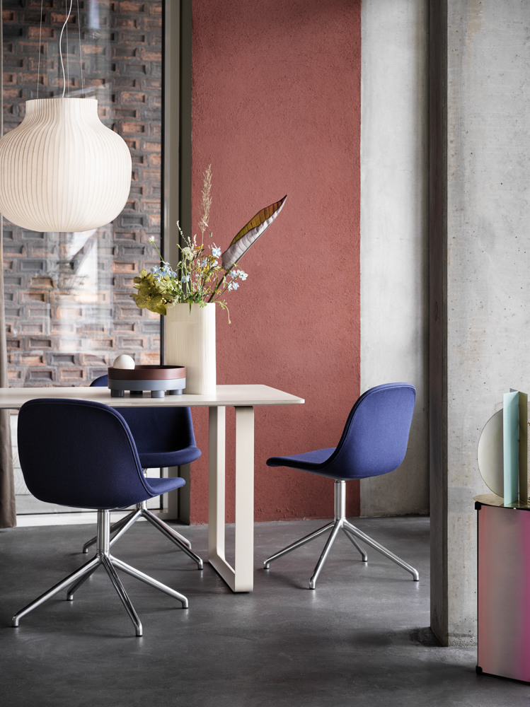 /globalassets/content-media/images/plp/lighting/fiber-side-chair-swivel-twill-weave-780-polished-alu-70-70-table-sand-strand-pendant-ridge-platform-2-muuto-org.png?revision=639075294470000000