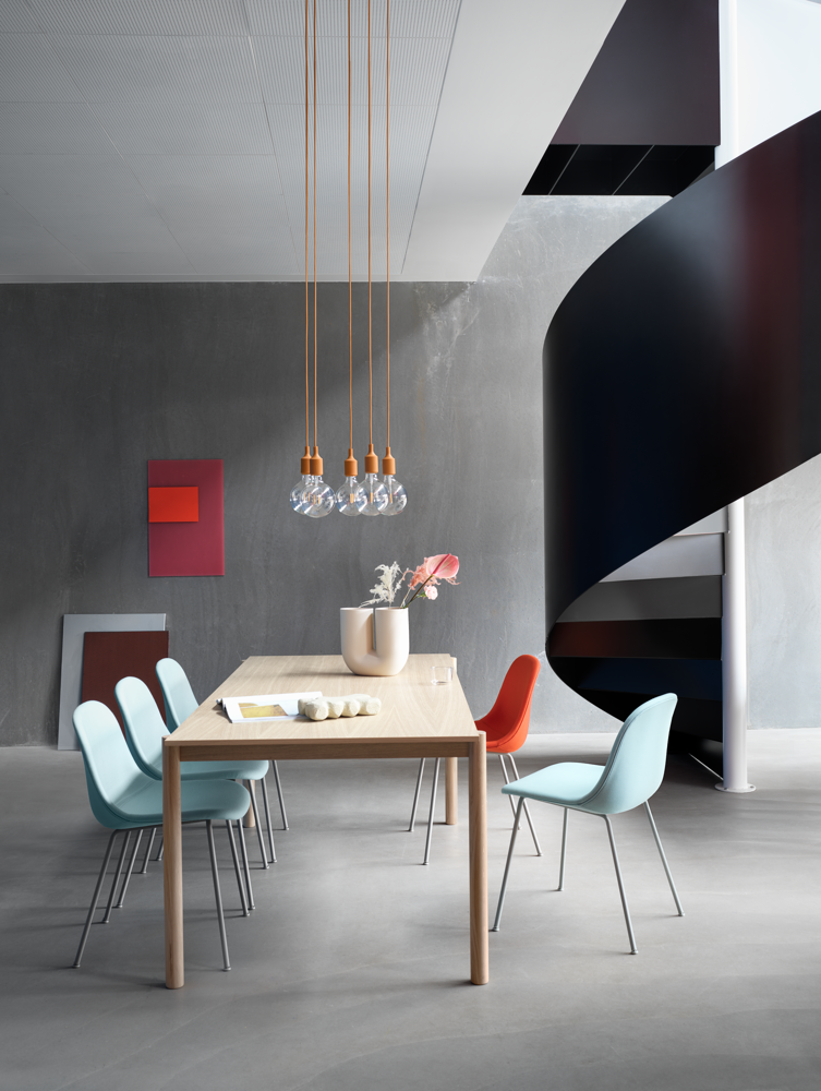 /globalassets/content-media/images/plp/lighting/fiber-side-tube-forest-nap-912-552-grey-linear-wood-table-oak-e27-lamp-kink-vase-muuto-org.png?revision=639075295210000000