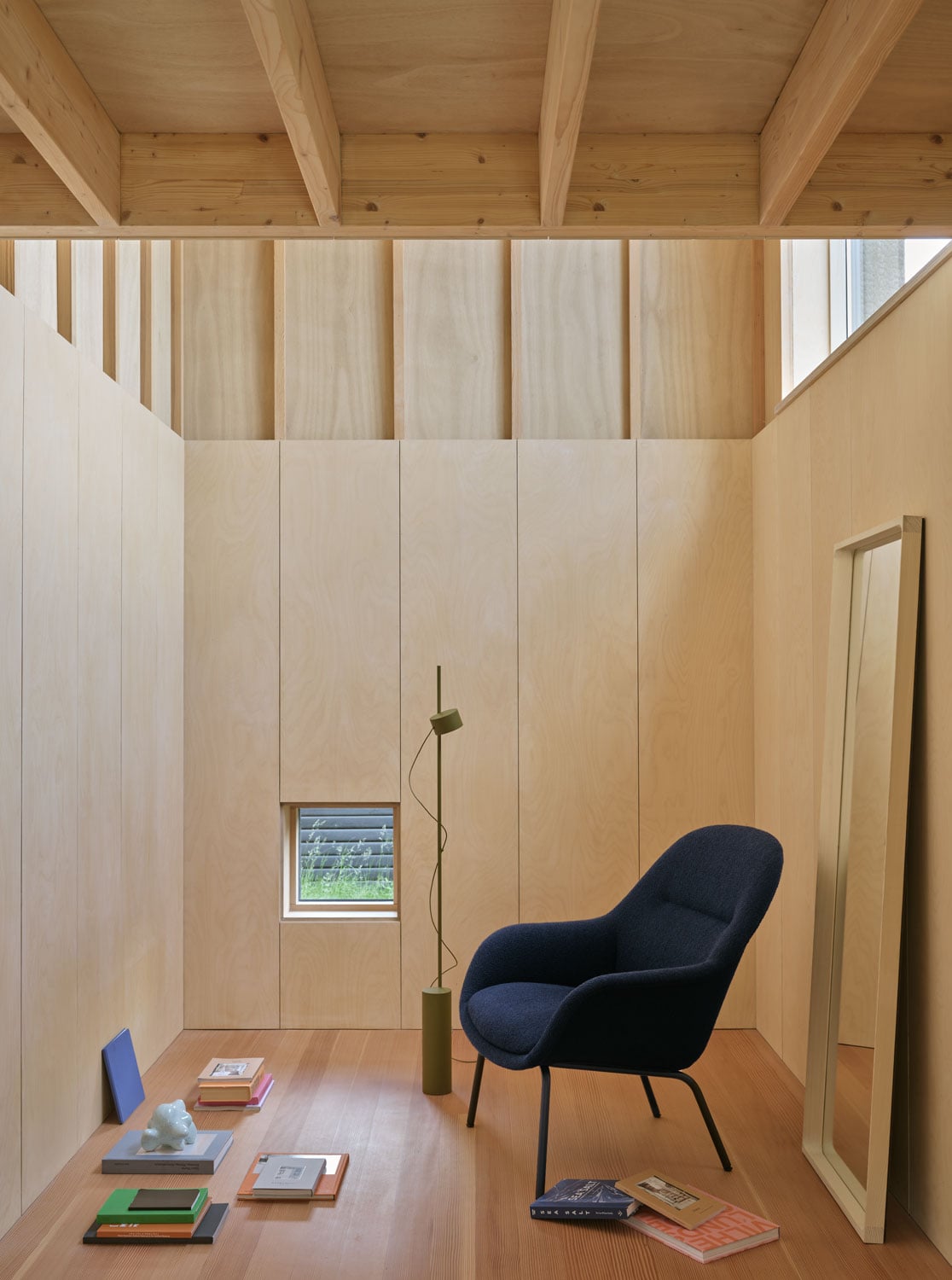 /globalassets/content-media/images/plp/lighting/floor-lamps/arced-mirror-spruce-fiber-lounge-chair-tube-base-post-floor-lamp-brown-green-muuto-low-res.jpg?revision=639075483600000000