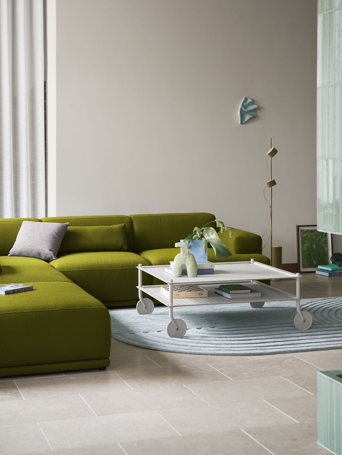 /globalassets/content-media/images/plp/lighting/floor-lamps/flow-coffee-table-grey-ridge-vase-light-blue-16-frosted-glass-connect-soft-vidar-956-relevo-rug-sage-green-post-floor-muuto-low-res.jpg?revision=639075483600000000