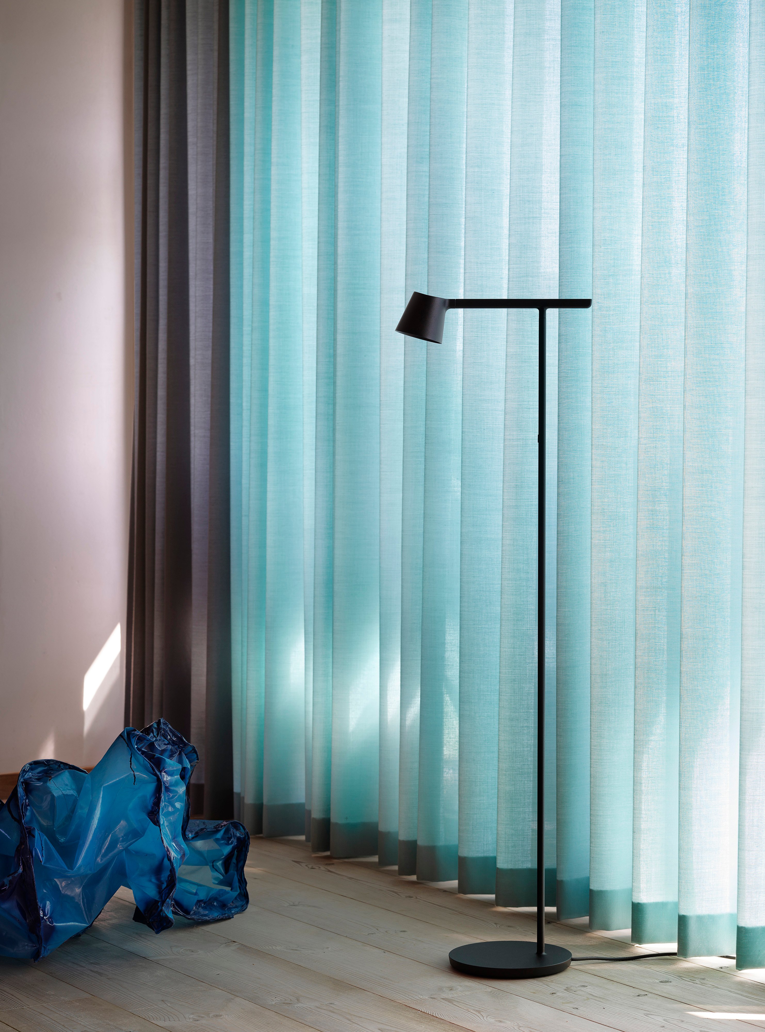 /globalassets/content-media/images/plp/lighting/floor-lamps/tip-floor-lamp-black-muuto-med-res.jpg?revision=639075483620000000