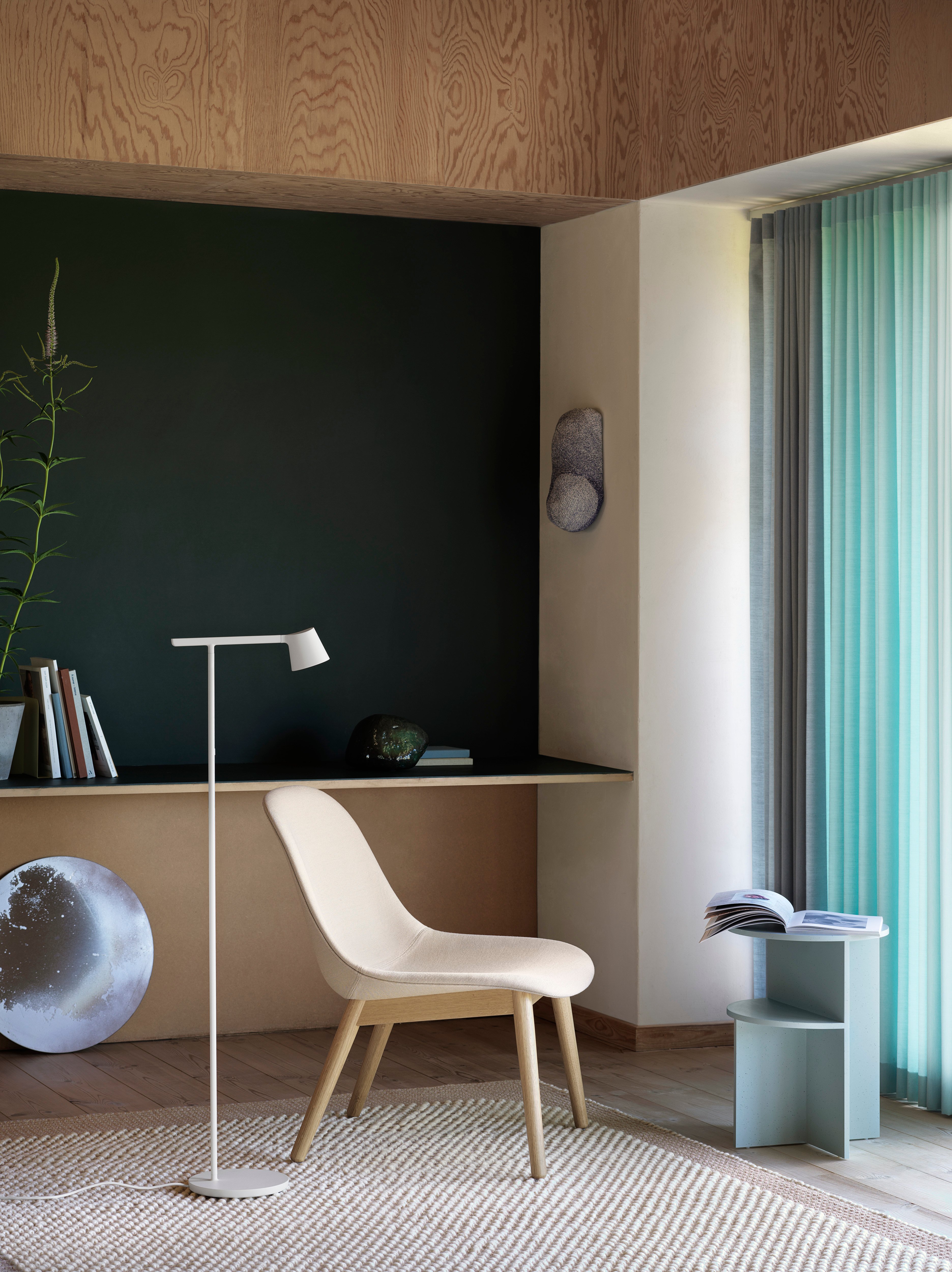 /globalassets/content-media/images/plp/lighting/floor-lamps/tip-floor-lamp-grey-fiber-lounge-chair-wood-base-steelcut-trio-236-oak-pebble-rug-rose-halves-sage-green-muuto-med-res.jpg?revision=639075483670000000