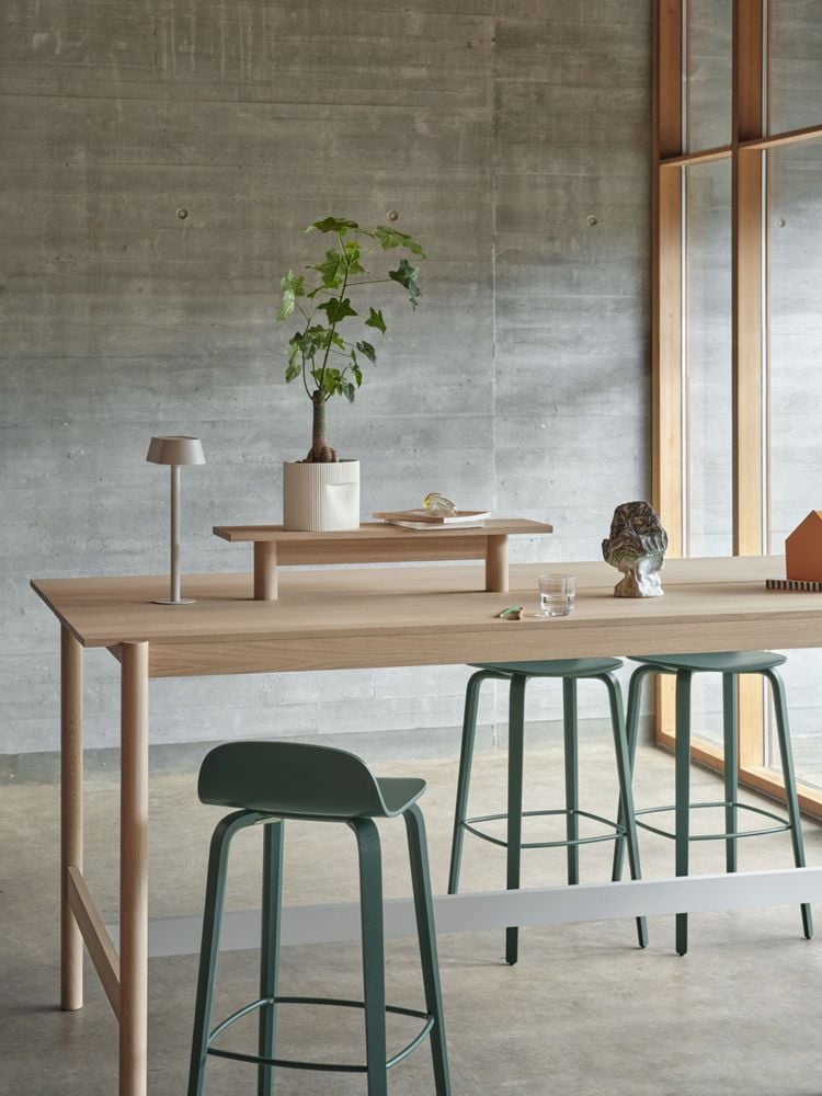 linear system high table 105 oak tray 75 visu bar stool 75 dark green ridge planter 15 off white linear table lamp muuto low res