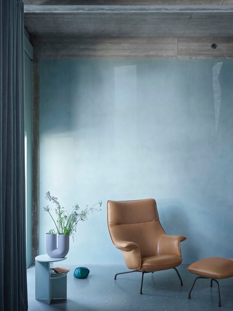 doze-lounge-chair-ottoman-cognac-leather-anthracite-black-halves-side-table-sage-green-kink-vase-light-blue-muuto-med-res