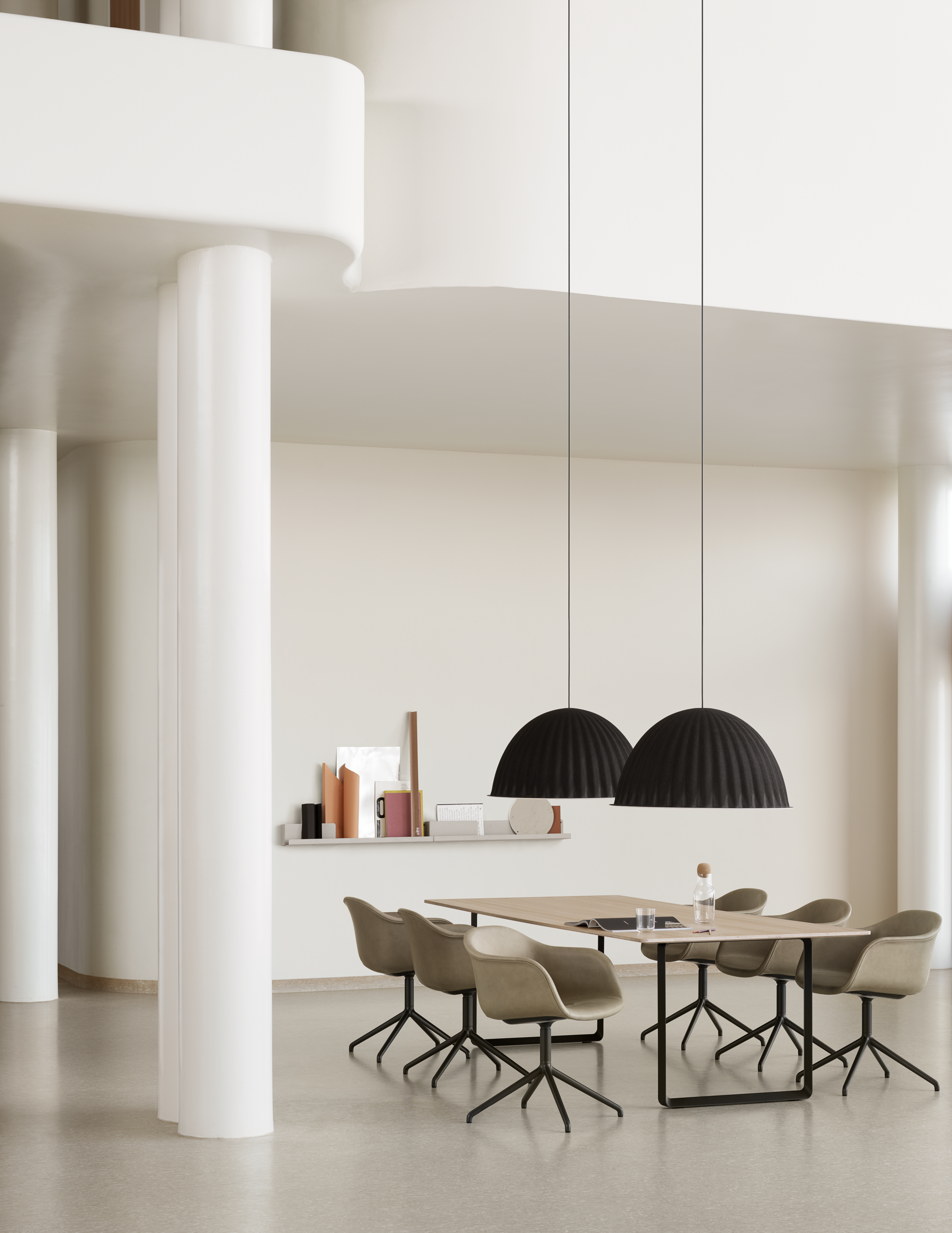 /globalassets/content-media/images/plp/seating/office-chairs/70-70-oak-meeting-under-the-bell-fiber-arm-refine-stone-folded-corky-muuto-org.png?revision=639076280560000000