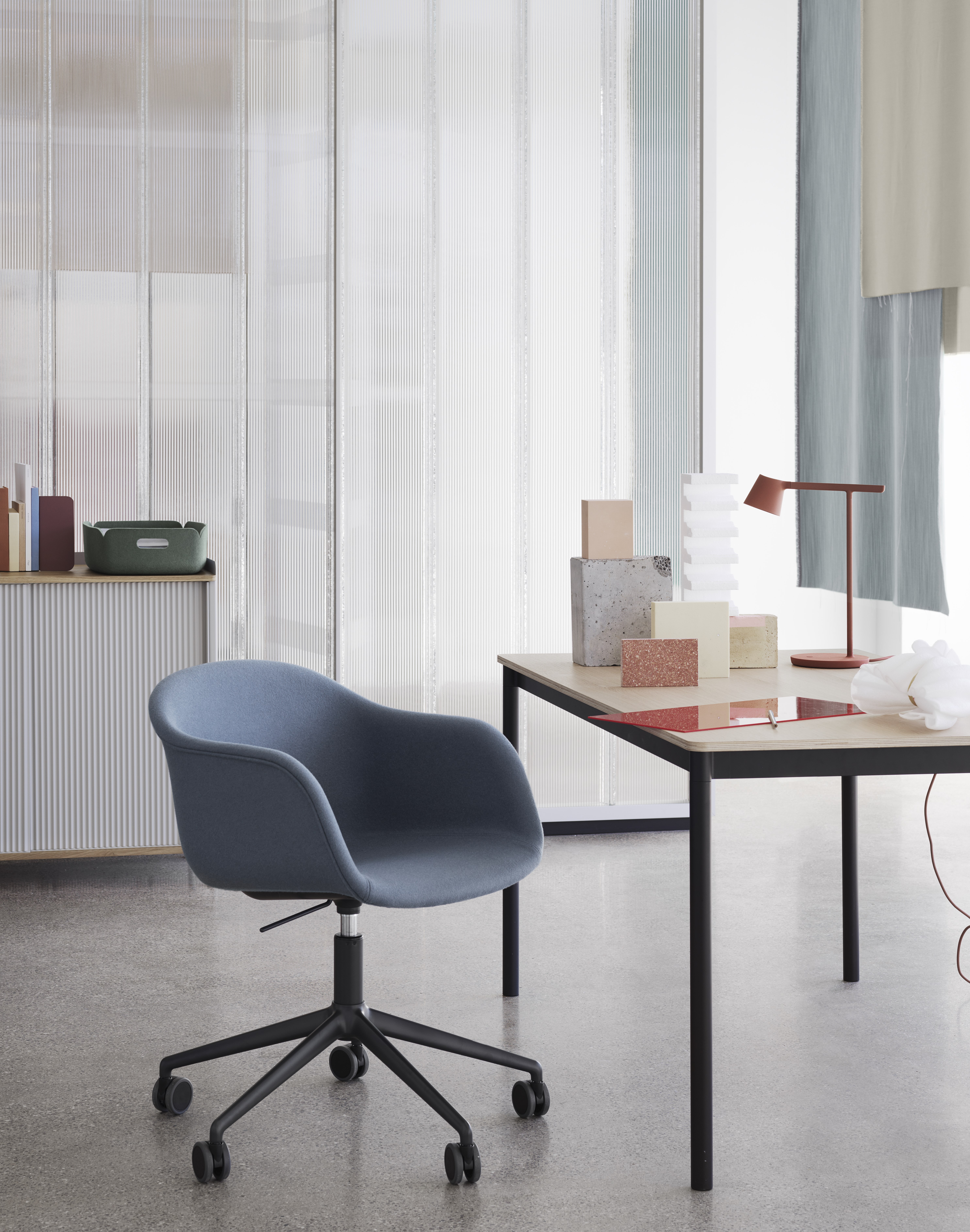 /globalassets/content-media/images/plp/seating/office-chairs/fiber-armchair-gaslift-divina-154-base-table-tip-enfold-muuto-org-23-roll-up-image.jpg?revision=639076280490000000