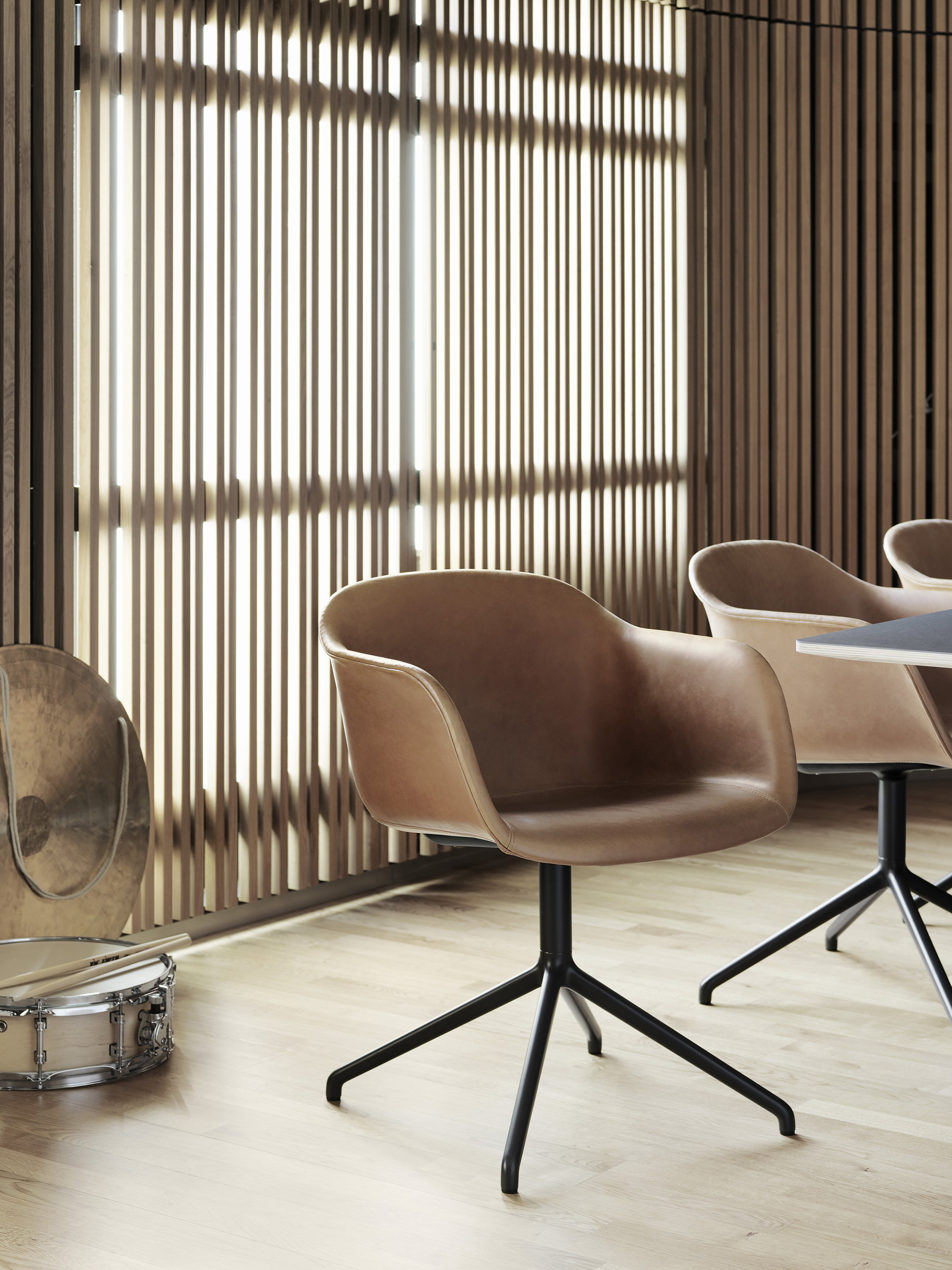 /globalassets/content-media/images/plp/seating/office-chairs/fiberchair_leather.jpg?revision=639076280470000000