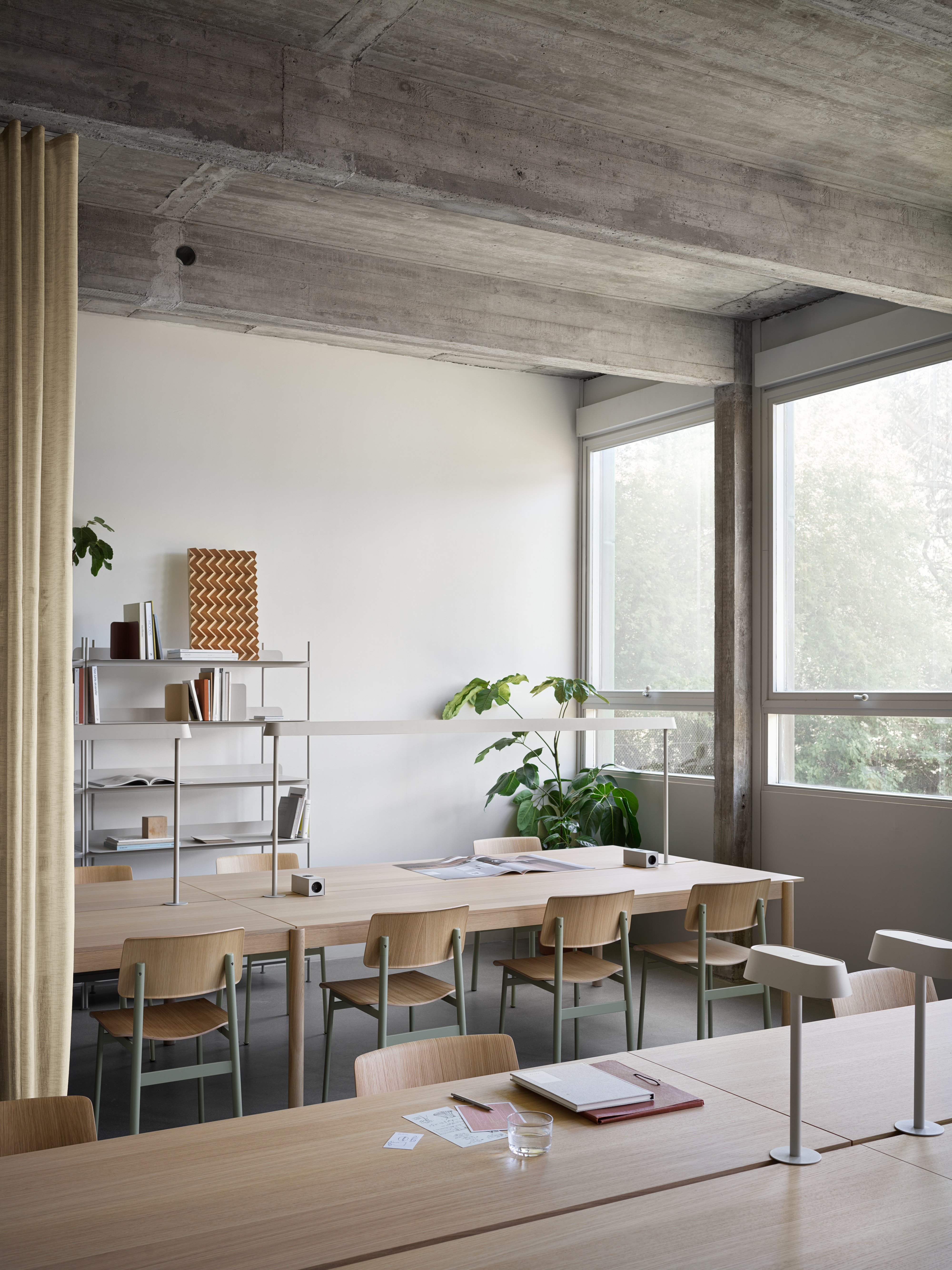 /globalassets/content-media/images/plp/seating/office-chairs/linear-system-modular-table-config-2-oak-loft-chair-dusty-green-linear-mounted-lamp-grey-compile-config-8-grey-v2-muuto-org.png?revision=639076280480000000