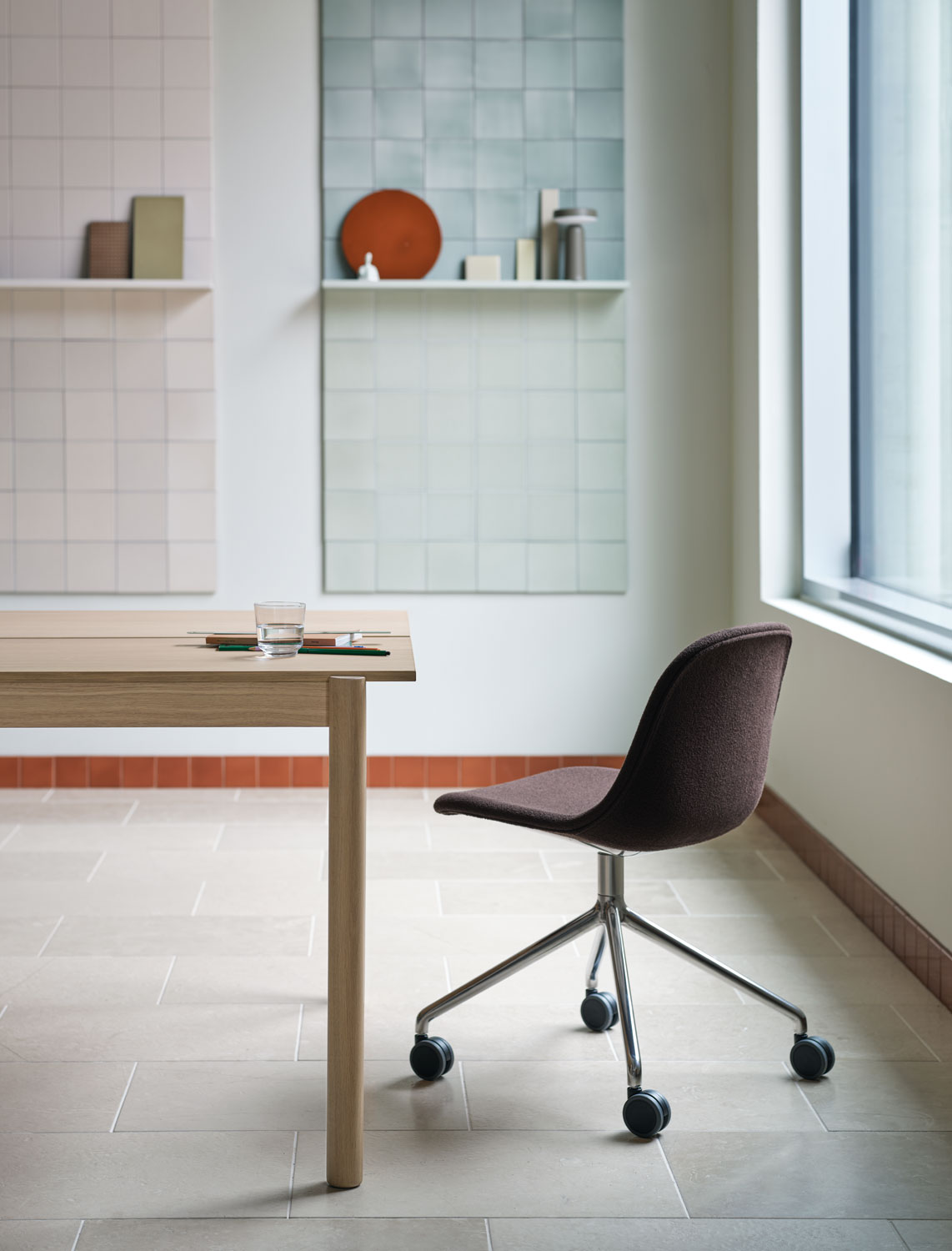 /globalassets/content-media/images/plp/seating/office-chairs/linear-system-table-oak-110x240-fiber-side-chair-acca-381-ease-taupe-muuto-low-res.jpg?revision=639076280430000000