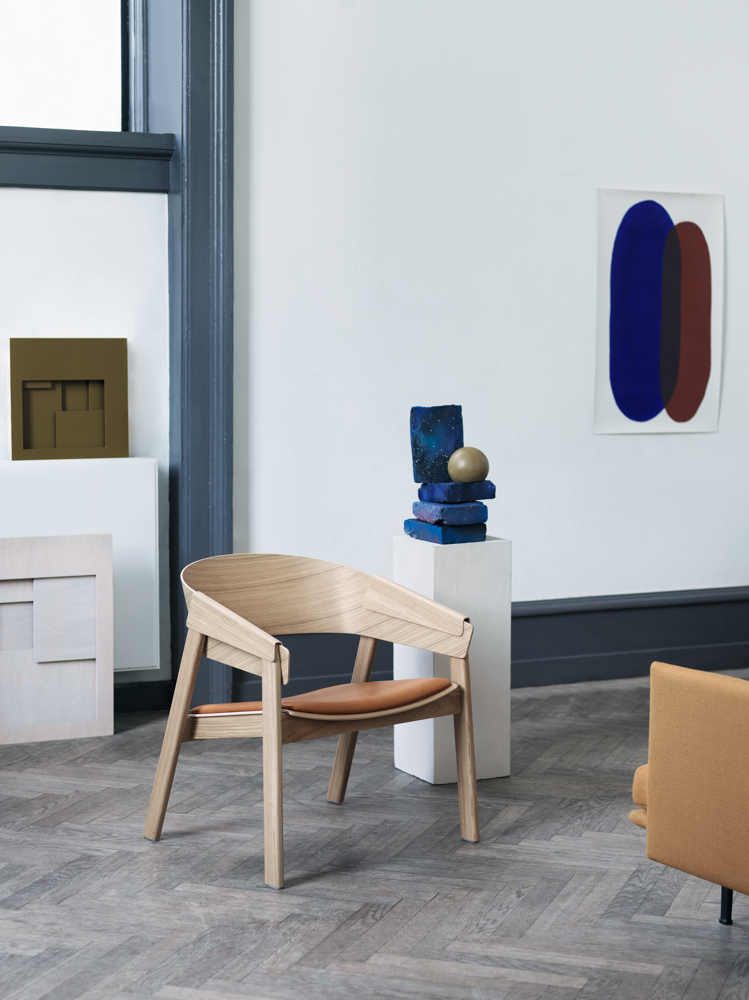/globalassets/content-media/images/plp/sofas/lounge-chairs/cover-lounge-chair-oak-cognac-refine-outline-vidar-472-muuto-org.png?revision=639077581580000000