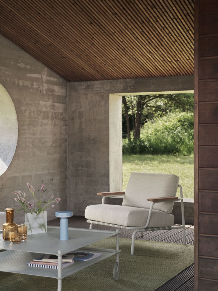 /globalassets/content-media/images/plp/sofas/lounge-chairs/settle-lounge-chair-laze-1-grey-flow-coffee-table-grey-ply-rug-recycled-polyester-moss-green-ridge-vase-16-white-frosted-muuto-low-res.jpg?revision=639077583460000000