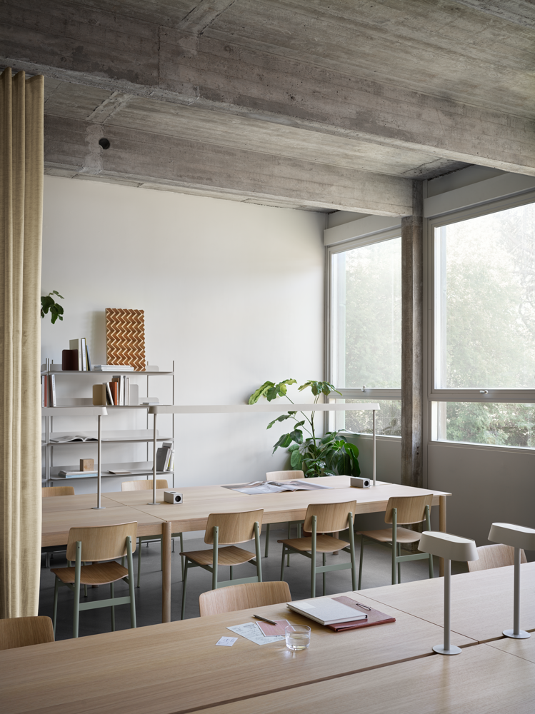 /globalassets/content-media/images/plp/storage/modular-storage/linear-system-modular-table-config-2-oak-loft-chair-dusty-green-linear-mounted-lamp-grey-compile-config-8-grey-v2-muuto-org.png?revision=639076804600000000