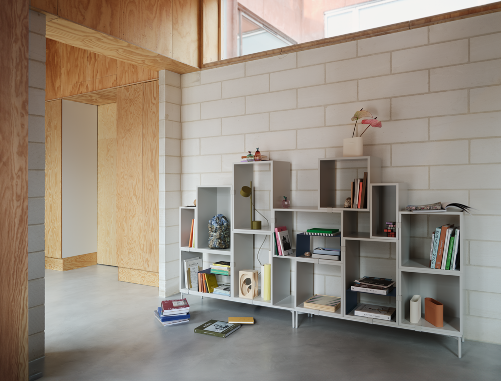 /globalassets/content-media/images/plp/storage/modular-storage/stacked-bookcase-3-grey-post-table-brown-green-ridge-vase-muuto-org.png?revision=639076805810000000