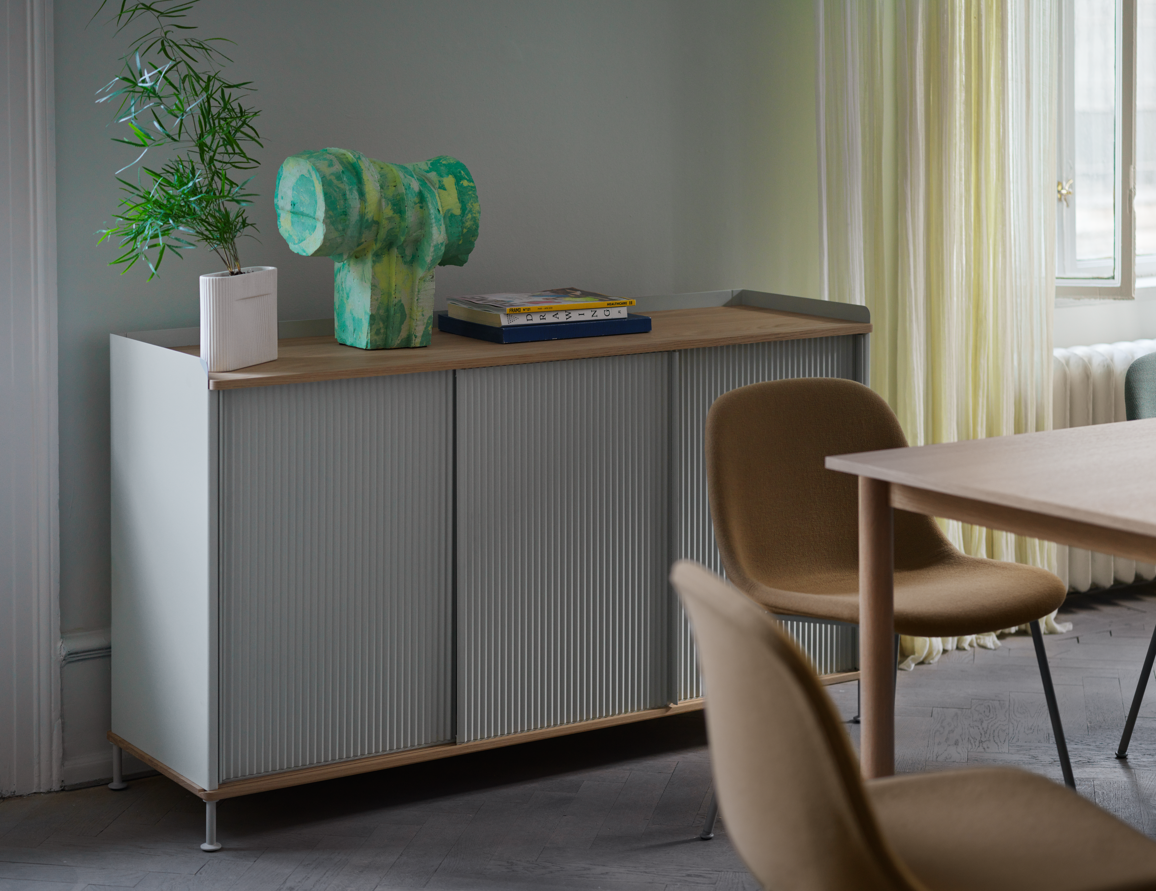 /globalassets/content-media/images/plp/storage/office-storage/enfold-sideboard-148x45-h85-oak-grey-ridge-vase-fiber-side-tube-grey-hallingdal-224-fiord-721-linear-table-oak-muuto-org.png?revision=639076834360000000