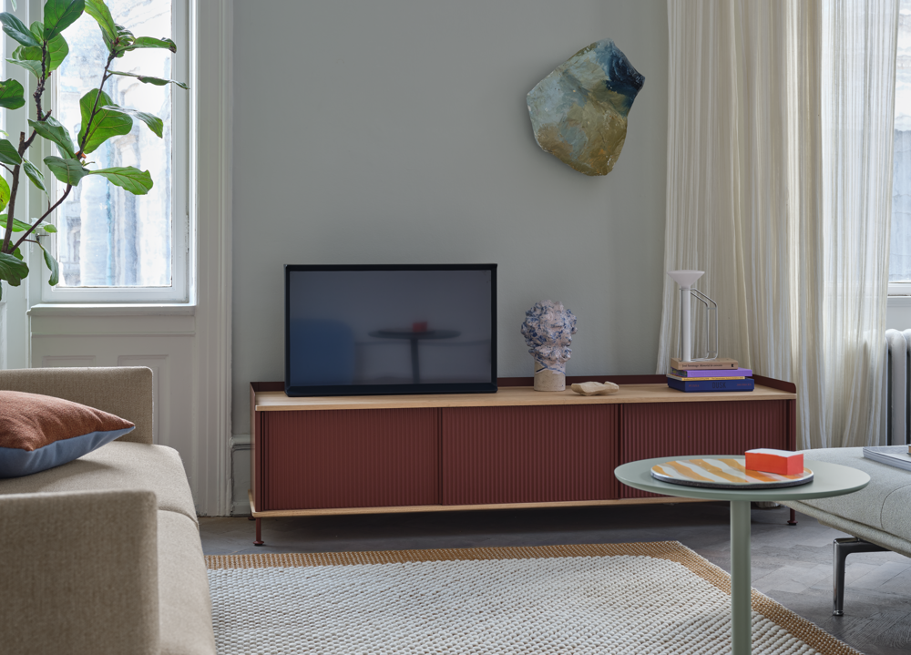 /globalassets/content-media/images/plp/storage/sideboards/enfold-186x45-h48-oak-deep-red-piton-outline-3-seater-ecriture-240-mingle-outline-daybed-ecriture-910-pebble-burnt-orange-soft-side-muuto-org.png?revision=639076882690000000