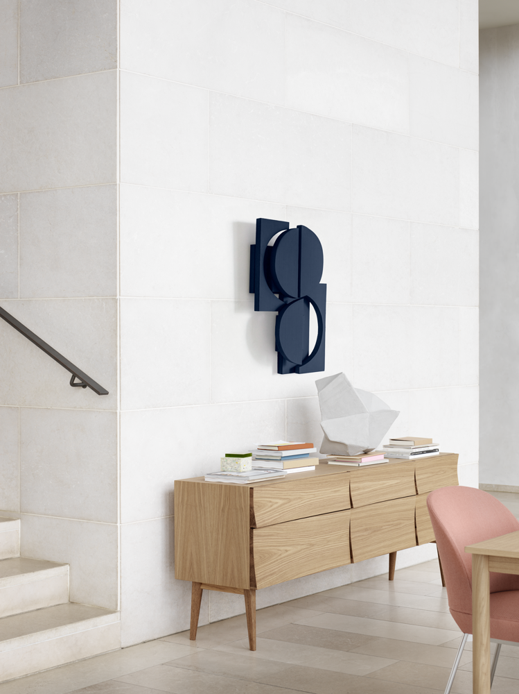 /globalassets/content-media/images/plp/storage/sideboards/reflect-sideboard-oak-oslo-side-chair-twill-weave-530-muuto-org.png?revision=639076886300000000