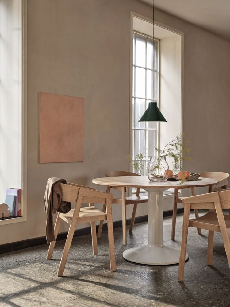 /globalassets/content-media/images/plp/tables/dining/slider/midst-table-oak-grey-120-cover-armchair-top-pendant-28-dark-green-silent-vase-clear-20-wave-tray-muuto-org.jpg?revision=639074552550000000